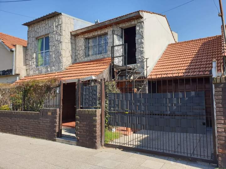 Venta de chalet en Bernardino Rivadavia